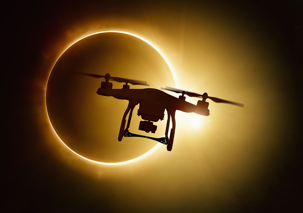 Es muy importante recordar que NUNCA debemos mirar directamente al Sol, (con o sin eclipse), sus rayos son extremadamente peligrosos para la salud de nuestra vista.