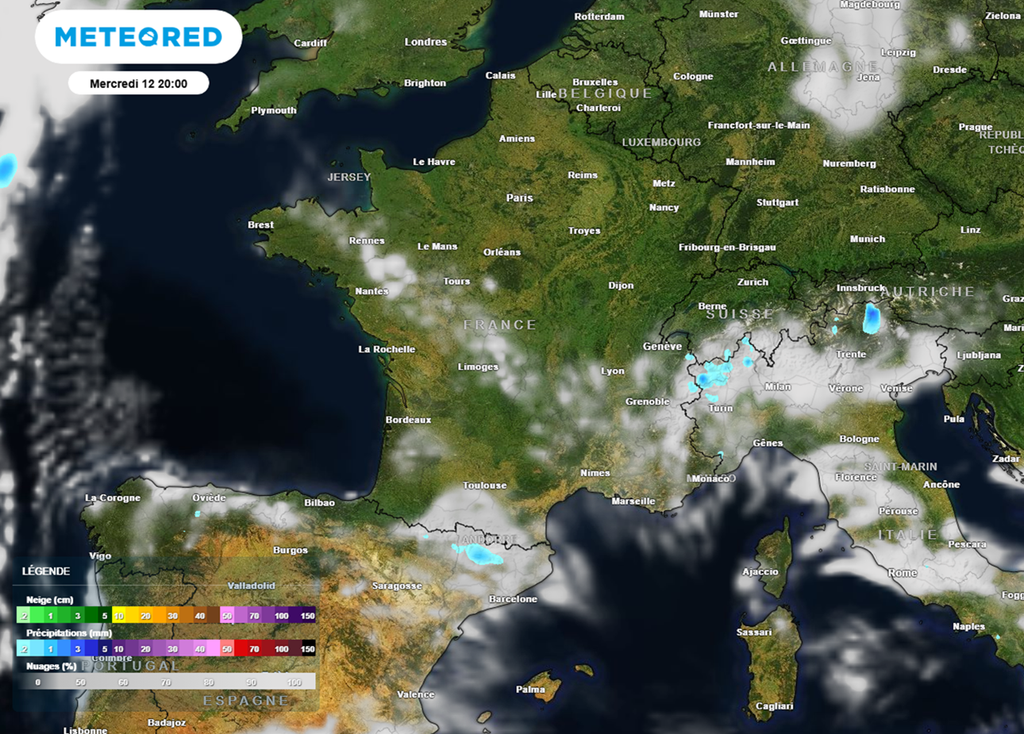 Vers 20h, le risque orageux restera présent sur les Alpes et les Pyrénées. Quelques passages nuageux sont attendus de la Bretagne au Massif central.
