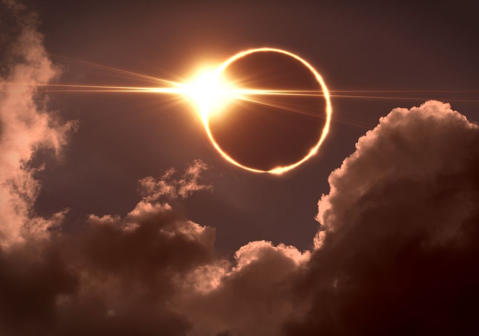 Eclipse solar; anillo de diamante Eclipse solar; anillo de diamante