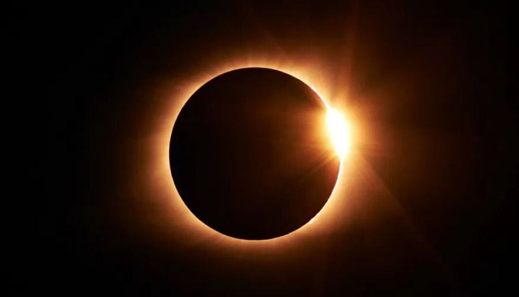 O planeta vai registrar em 2027 o eclipse solar total mais longo do século 21, com mais de seis minutos de escuridão completa… - Veja mais em https://www.uol.com.br/tilt/noticias/redacao/2026/07/24/eclipse-solar-mais-longo-do-seculo-data-hora-duracao-e-onde-sera-visto.ghtm?shem=dsdf%2Csharefoc%2Cagadiscoversdl%2C%2Csh%2Fx%2Fdiscover%2Fm1%2F4&cmpid=copiaecola O planeta vai registrar em 2027 o eclipse solar total mais longo do século 21, com mais de seis minutos de escuridão completa. Crédito: Jongsun Lee
