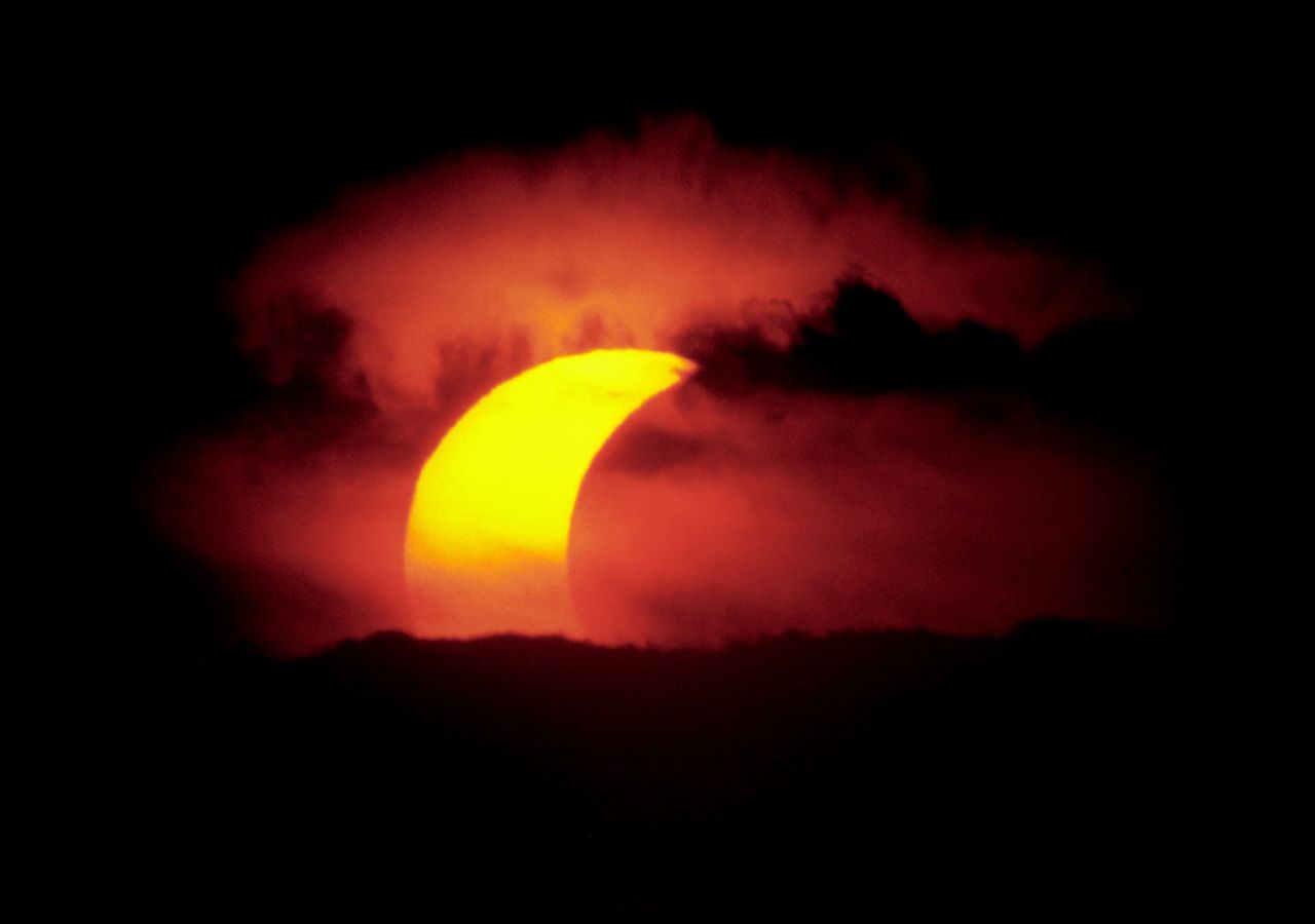 La forma más segura de contemplar un eclipse solar es utilizando gafas especiales para eclipses con certificación ISO 12312-2.