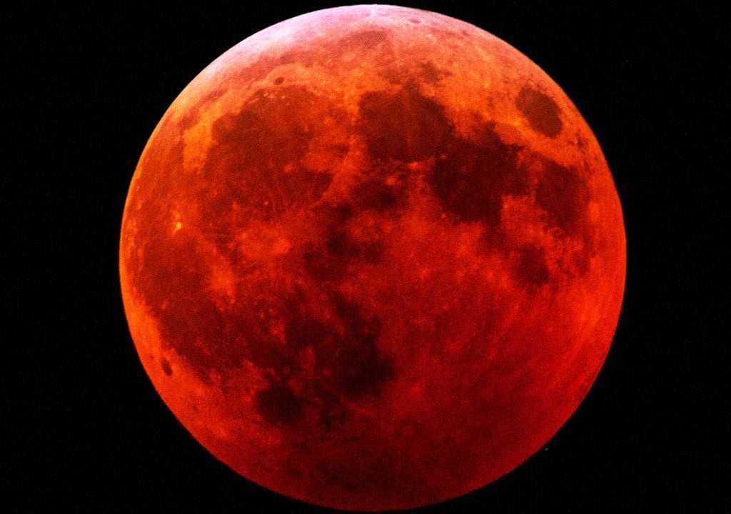 Gerhana bulan merah total di Argentina 2022