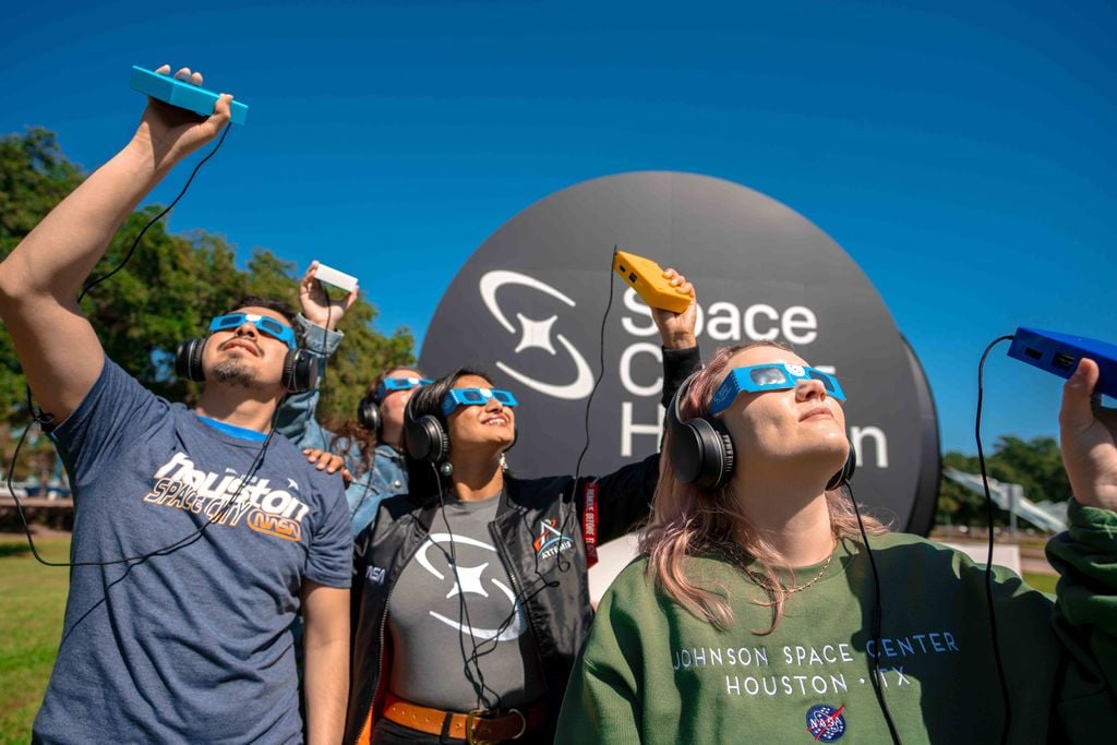 Un grupo de personas utiliza los dispositivos LightSound durante un eclipse en Estados Unidos. / Rochelle Pettaway