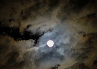 Eclissi e superluna, riusciremo a vederla o il cielo sarà nuvoloso?