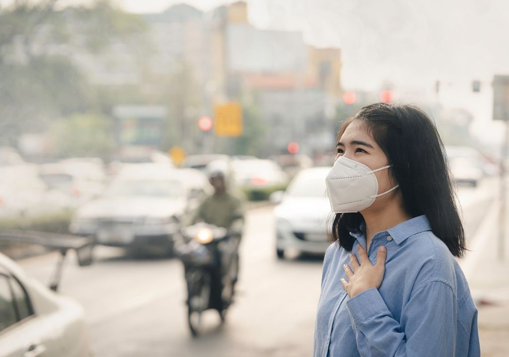 persona usando mascarilla en un día de alta contaminación del aire