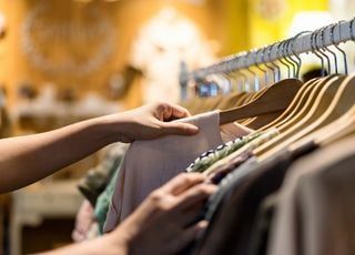 Écoscore en France : la petite étiquette va-t-elle vraiment limiter la fast fashion ?