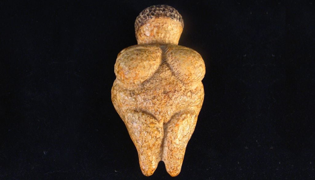 Algumas "vénus" paleolíticas, como esta de Willendorf, apresentam vestuário trançado.