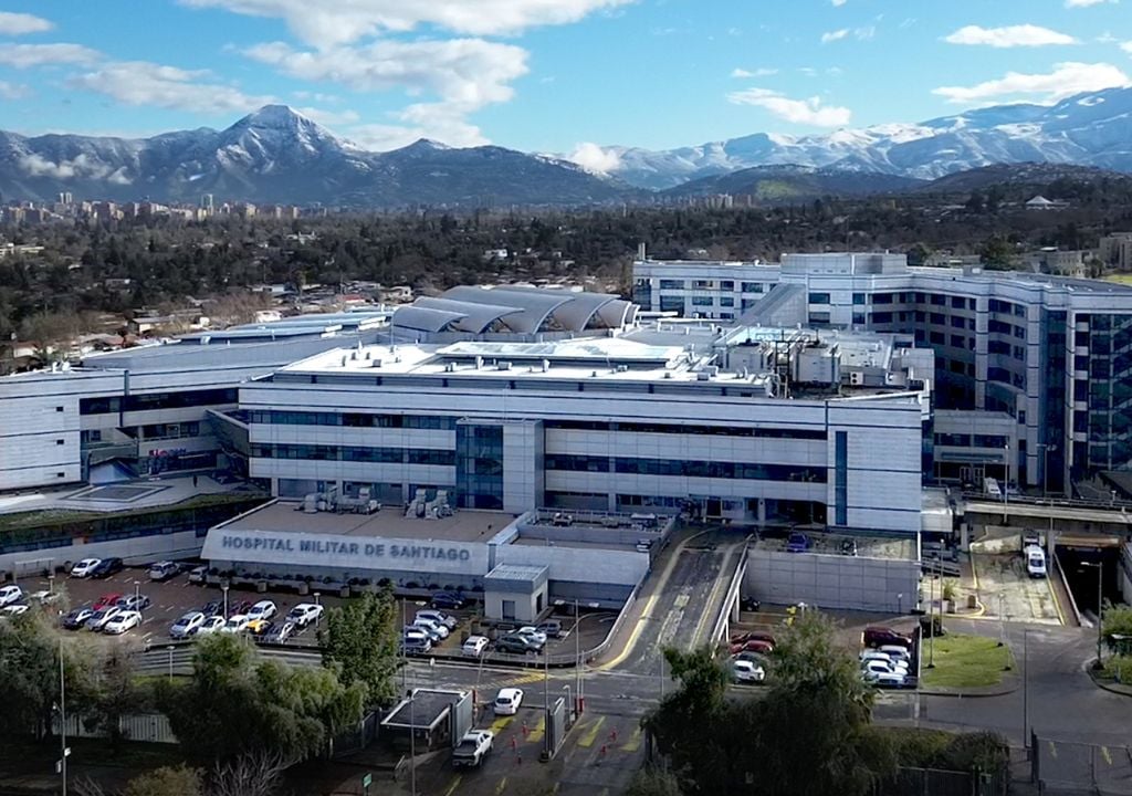 El Hospital Militar de Santiago es uno de los edificios que cuenta con aislación sísmica. Crédito foto: Wikipedia/CC BY-SA 4.0