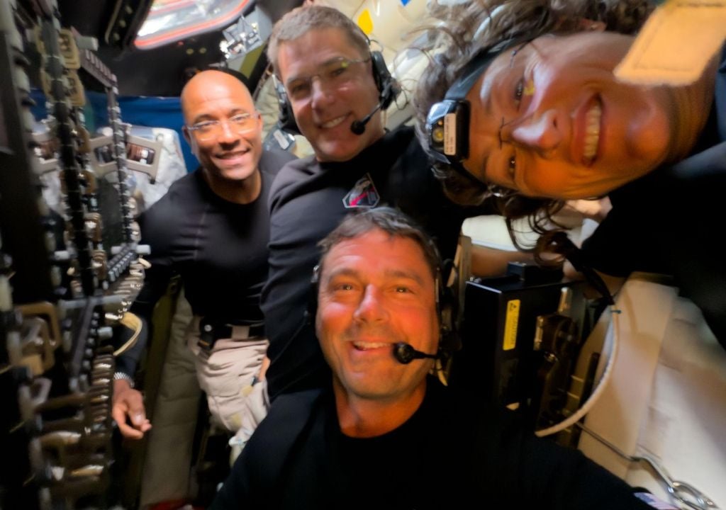 Los miembros de la tripulación de Artemis II: Reid Wiseman, Victor Glover, Christina Koch y Jeremy Hansen, quienes marcaron un récord al ser lo más humanos que más lejos han viajado de la Tierra. Imagen: NASA.