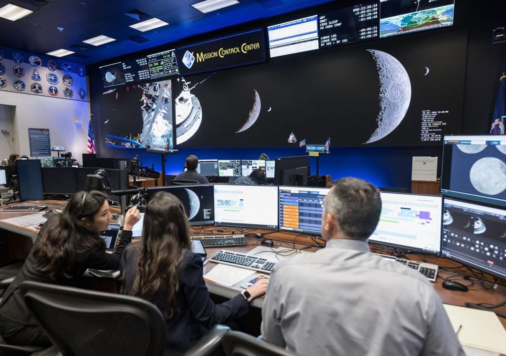 Oficiales científicos en el Centro de Control de Misiones de la Nasa monitoreando la misión Artemis II. Imagen: NASA.