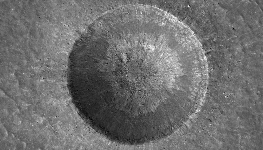 Los cráteres en la Luna son marcas de impactos de asteroides y meteoritos, comunes en el satélite. Crédito: NASA/GSFC/U. Estatal de Arizona