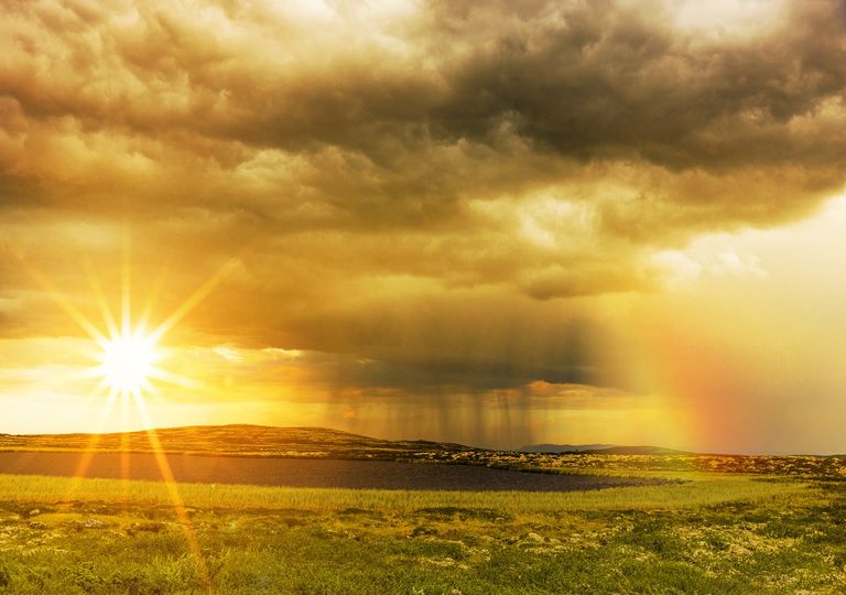 Entre sol, nubes y lluvias; calor y frío. Entre sol, nubes y lluvias; calor y frío.