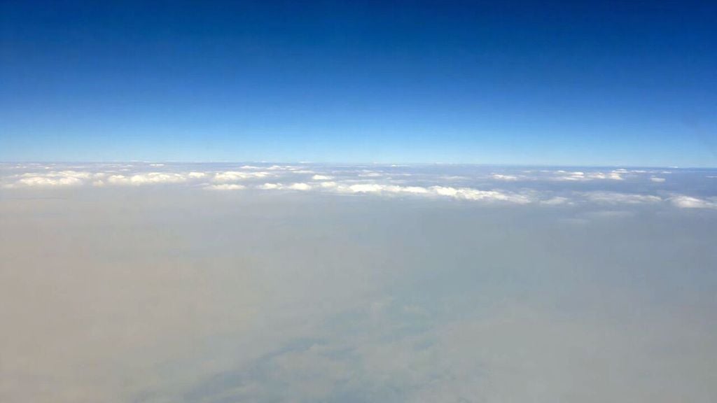 Nubes de nivel medio en la parte superior de una capa de humo cubren la capa inferior de estratocúmulos. Fotografía tomada frente a la costa de Angola, septiembre de 2016. Crédito: Paquita Zuidema, Ph.D.