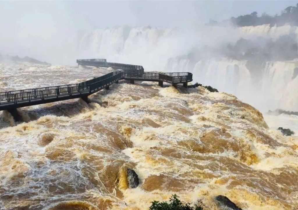 Em 14 de outubro de 2026, a vazão das Cataratas do Iguaçu superou 10 vezes a média histórica, levando à interdição preventiva da passarela. Créditos: Reprodução/Panrotas. Em 14 de outubro de 2026, a vazão das Cataratas do Iguaçu superou 10 vezes a média histórica, levando à interdição preventiva da passarela. Créditos: Reprodução/Panrotas.