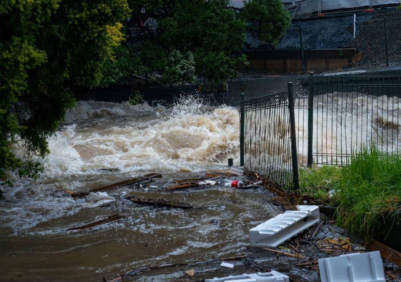 A enorme quantidade de chuva que caiu num curto período temporal fez com que os cursos de água, principalmente em áreas densamente urbanizadas, transbordassem, arrastando consigo tudo o que encontraram pelo caminho.