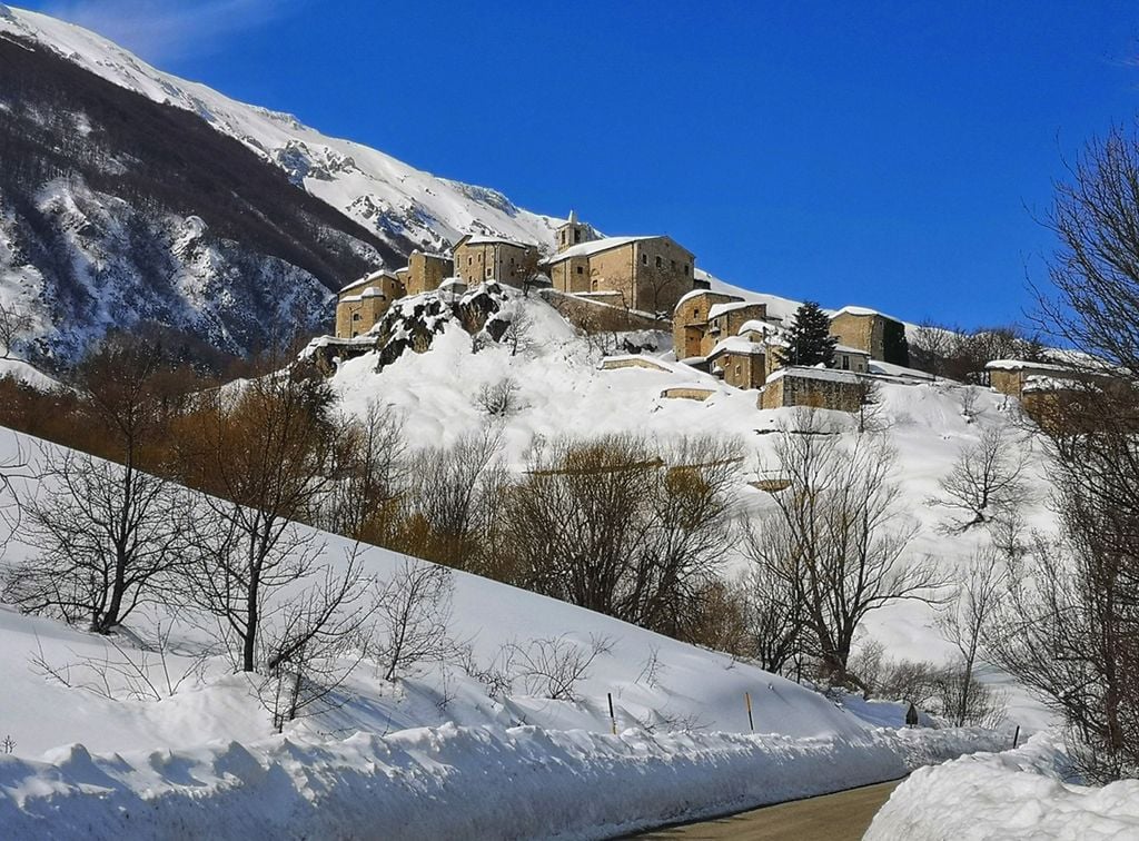 Roccacaramanico, in Abruzzo, arroccata tra la Maiella e il Morrone, può accumulare in inverno e inizio primavera ingenti quantità di neve.