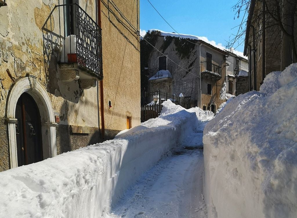 I resti di una ingente nevicata a Roccacaramanico.