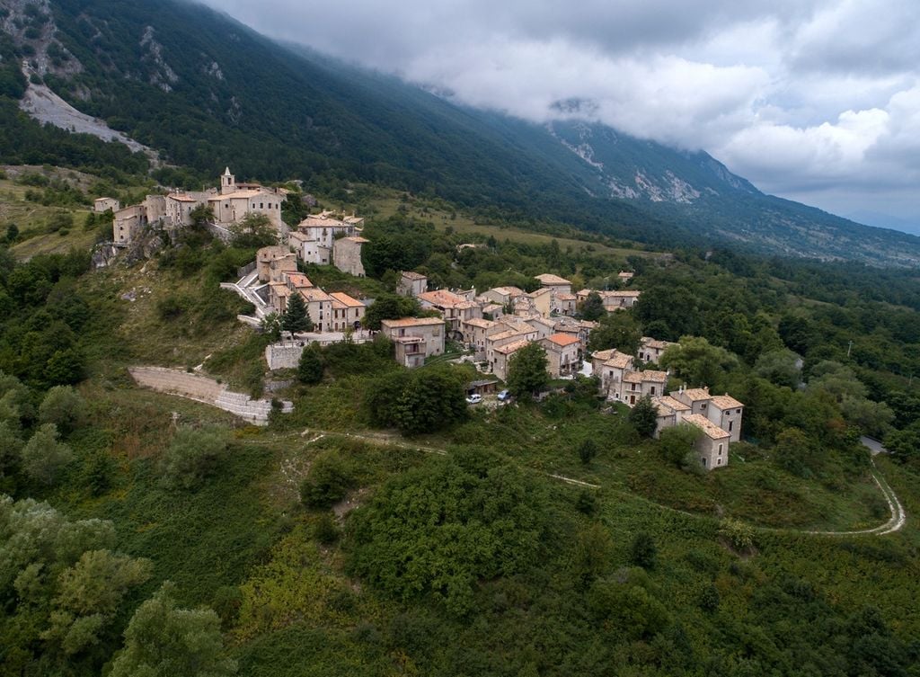 Una veduta di Roccacaramanico in estate, alle pendici del monte Morrone.