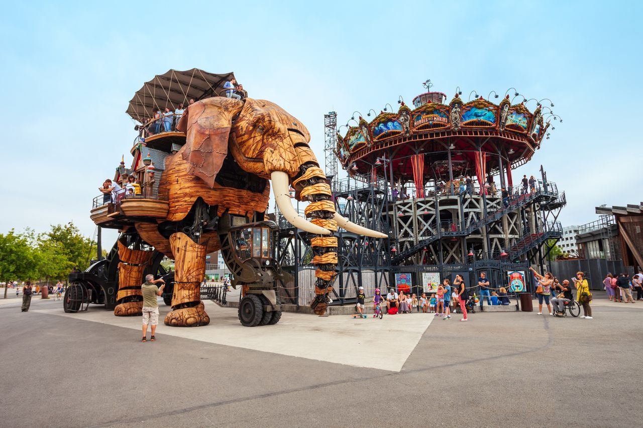 Im Reich der Phantasie: Elefant und Meereskarussell auf der Insel in der Loire. Foto: Adobe Stock