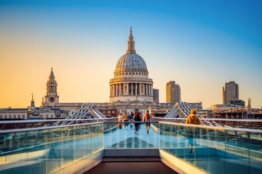 St. Paul's Cathedral und die Millennium Bridge. Sie wird im siebten Potter-Film zerstört - zum Glück nur virtuell. Foto: Adobe Stock