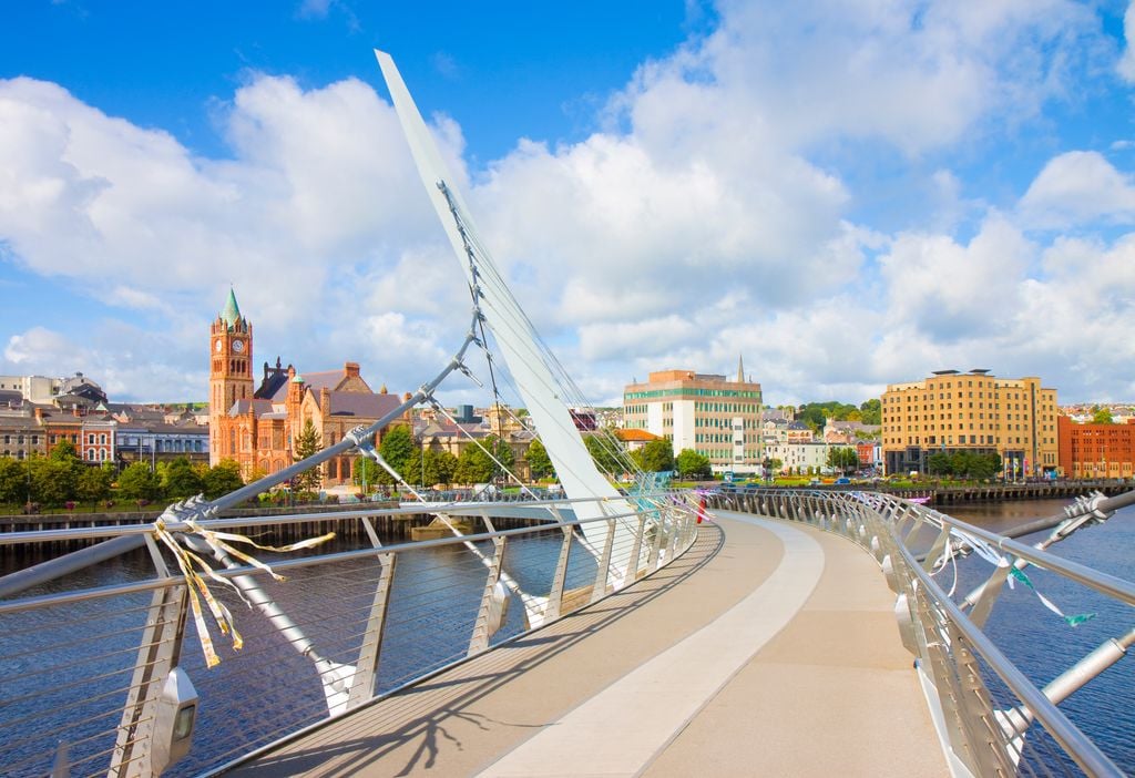 Derry Seit 2011 führt die Peace Bridge über den Foyle und verbindet die beiden Communitys. Foto: F. Scatena / Adobe Stock