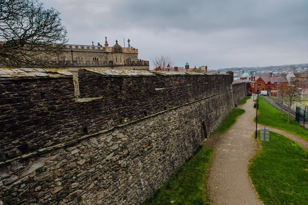 Derry Stadtmauer Die 1,6 Kilometer lange historische Stadtmauer rahmt Derrys Altstadt. Foto: Adobe Stock