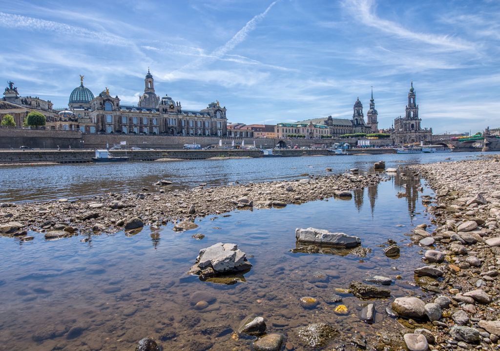 Die Elbe bei Dresden mit Niedrigwasser während des Hitzesommers 2018