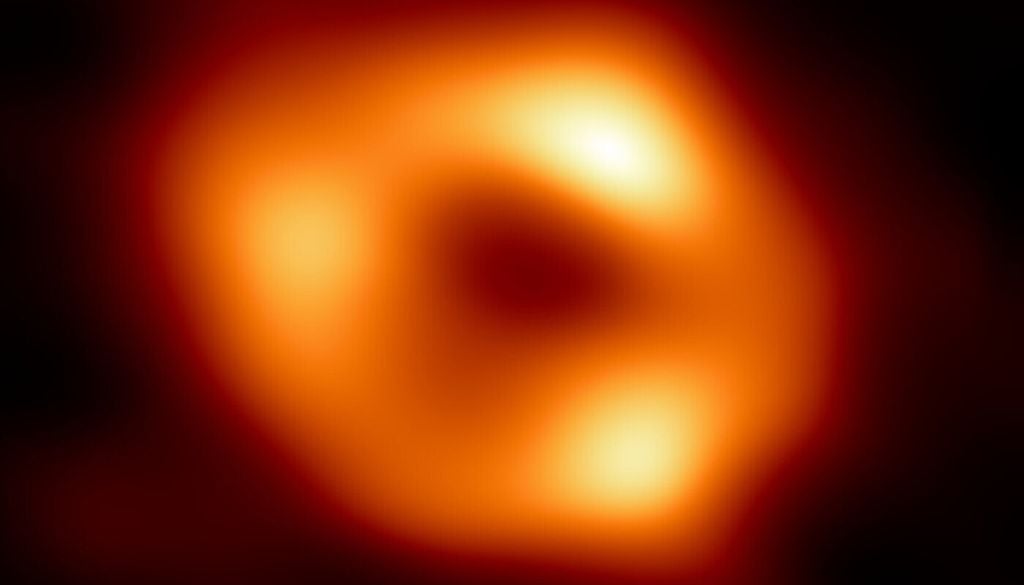 Das erste Bild von Sgr A*, dem supermassiven Schwarzen Loch im Zentrum unserer Galaxie. Das Bild wurde vom Event Horizon Telescope (EHT) aufgenommen. Das erste Bild von Sgr A*, dem supermassiven Schwarzen Loch im Zentrum unserer Galaxie. Das Bild wurde vom Event Horizon Telescope (EHT) aufgenommen. Bild: EHT Collaboration
