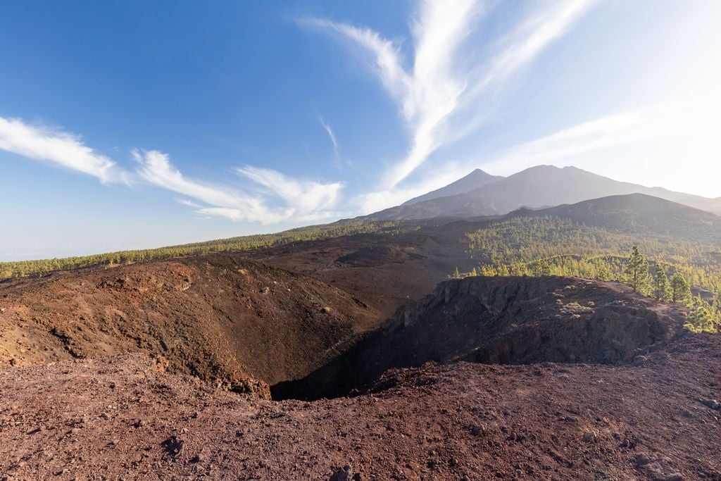 Teide Noch ein Stück zu gehen: Blick vom Vulkan Samara im Nationalpark auf den Teide. Foto: Adobe Stock