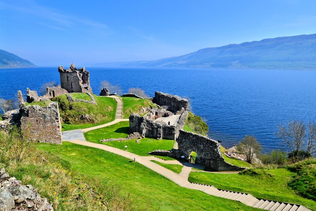 Loch Ness Kaltes Wasser, aber jede Menge Romantik: Loch Ness mit Urquhart Castle. Foto: Adobe Stock