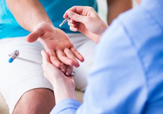 Mitten im Winter: Eingeschlafene Hände und Füße - Neurologen verraten, wann es gefährlich wird