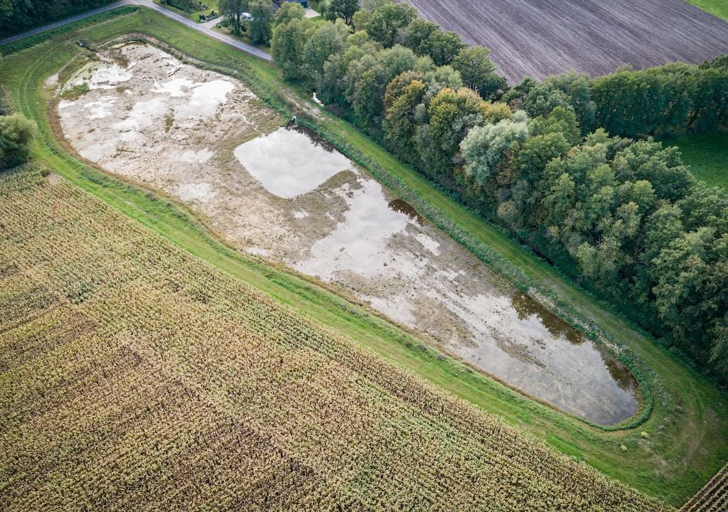 Regenrückhaltebecken aus der Vogelperspektive - Luftaufnahme