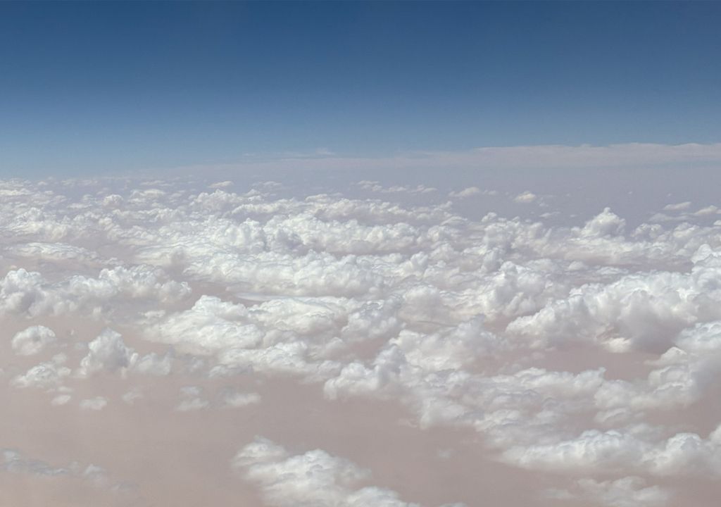 Der Wind trägt Staubpartikel aus der Sahara über weite Entfernungen, was die Bildung von Eiswolken möglich macht.