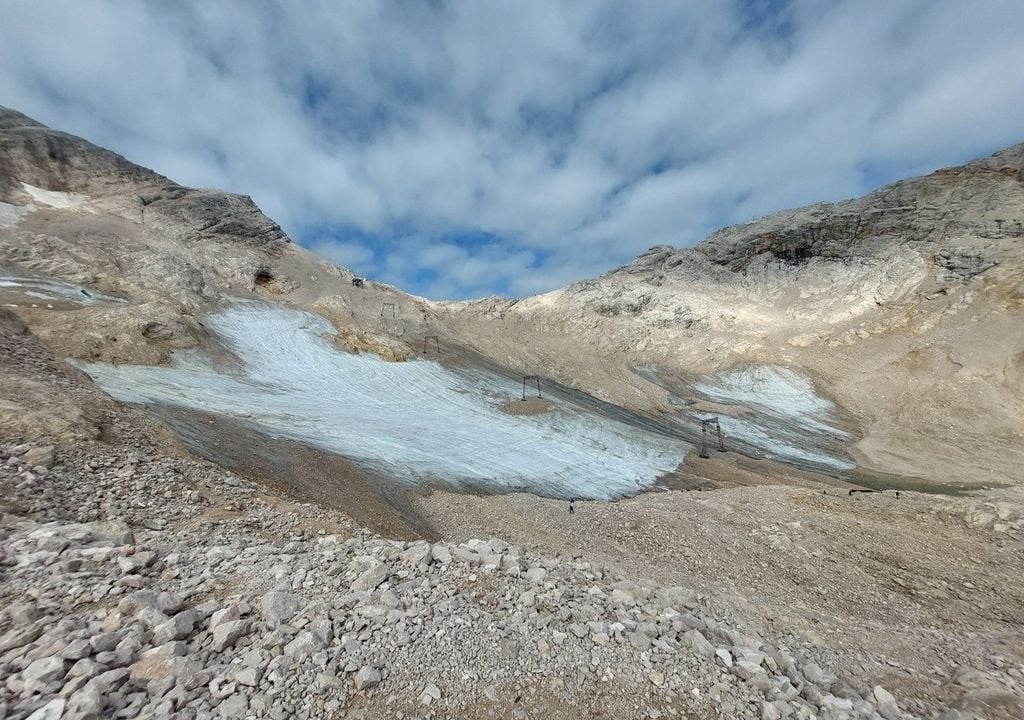 Der Schlepplift am Nördlichen Schneeferner ist durch die starke Absenkung der Eisoberfläche nicht mehr haltbar. Bild: Wilfried Hagg