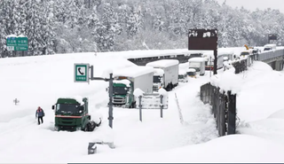 Ejército desplegado mientras nevadas récord cubren partes de Japón