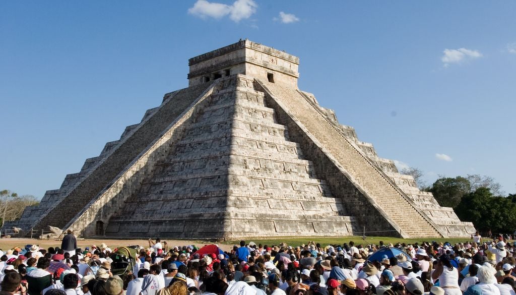 El descenso de la serpiente en E Castillo de Chichen Itzá ocurre en ambos equnocción, el de marzo y el de septiembre.