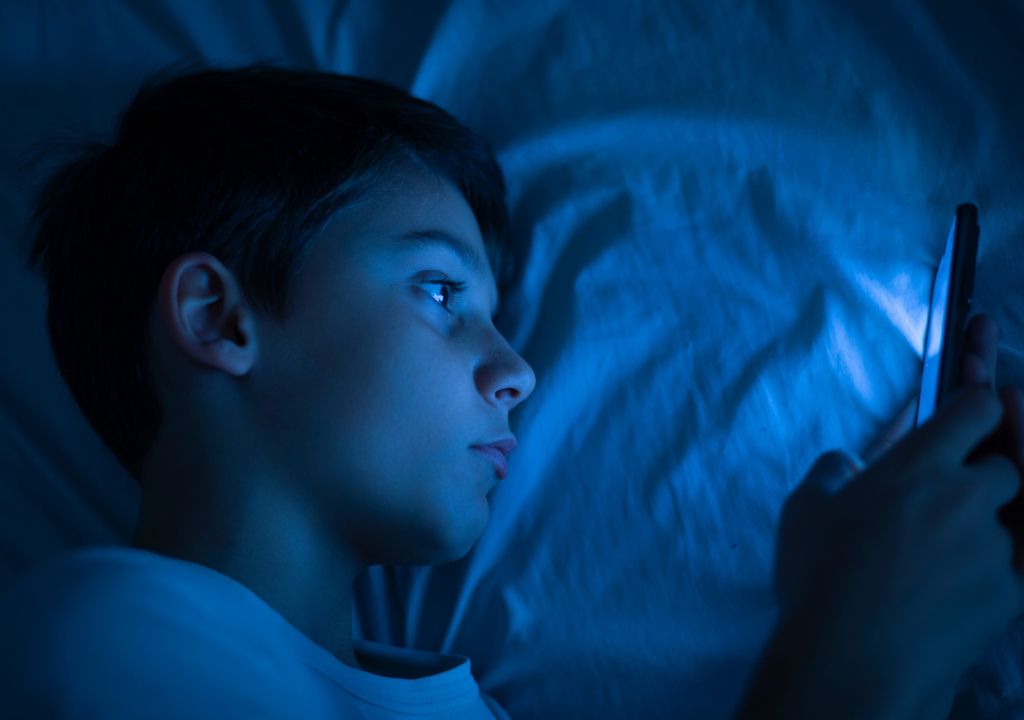 Teléfono móvil celular niños adolescentes