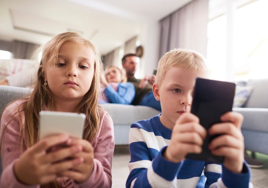 Teléfono móvil celular niños adolescentes