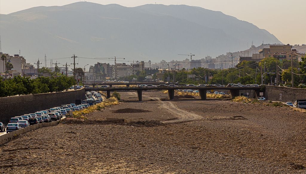 El lecho seco del río Khoshk en Shiraz, Irán, simboliza el resultado de cinco años de sequías consecutivas y uso isostenible del agua. Su escasez fue y la crisis consecuente fue uno de los factores de fondo que precedieron al conflicto de 2026. El mismo patrón se había observado años antes en Siria