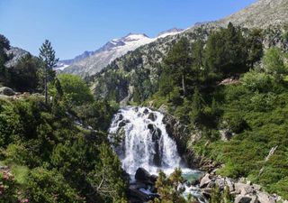 Esta impresionante cascada parece ser tragada por la tierra y cruza las cumbres del Pirineo... ¡por debajo!