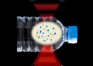 El agua embotellada puede contener cientos de miles de pequeños trozos de plástico no detectados hasta ahora