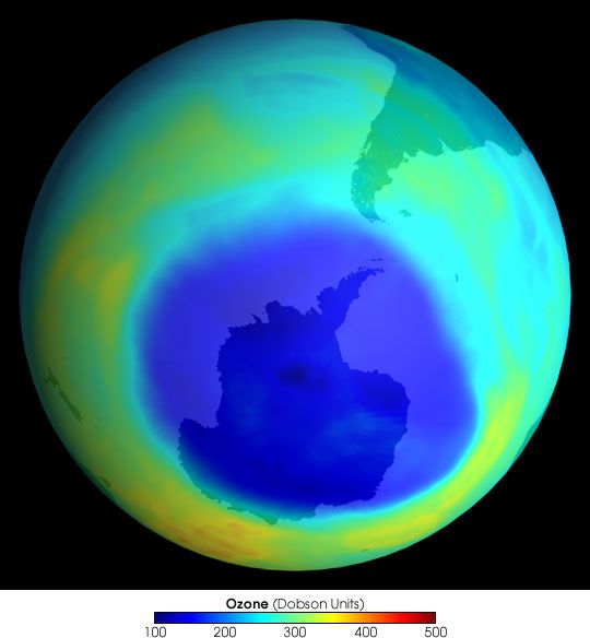 El Agujero Antártico De Ozono Del 2003 El agujero de ozono en el invierno antártico del 2003. Foto NASAEste año el agujero del ozono de la Antártida es el segundo más grande observado, de acuerdo con los datos manejados por los científicos de la NASA, NOAA ( the National Oceanic and Atmospheric Administration ) y el Naval Research Laboratory (NRL).El tamaño del agujero del 2003 ha alcanzado los 10.9 millones de millas cuadradas, el 11 de septiembre del 2003, ligeramente mayor que el continente de América del norte, pero menor que el registrado el 10 de septiembre del 2000, que llego a ser de 11.5 millones de millas cuadradas. El último año fue más pequeño, solo 8.1 millones de millas cuadradas.El científico de la NASA Paul Newman afirmó que, “ mientras los compuestos químicos clorados y bromados existan en la alta atmósfera, y se den en ella muy frías temperaturas, especialmente en la zona limítrofe de la Antártida, tendremos los ingredientes claves para que exista perdida de ozono estratosférico.” Según los niveles de abundancia o disminución de los gases que destruyen la capa protectora del ozono, serán las variaciones de las frías temperaturas de la estratosfera las que condicionen la variabilidad de año tras año del tamaño del agujero de ozono. El hecho de que este año halla habido perdidas de ozono mayores que otros reflejan las diferencias meteorológicas que existen entre un año y otro año, y que condicionan las perdidas de ozono.La imagen superior fue tomada por el espectrómetro Earth Probe Total Ozone Mapping Spectrometer (TOMS) de la NASA. El azul representa zonas con niveles muy bajos de ozono, mientras que el rojo y naranja, representa los valores más altos.Imagen cortesía de la NASA GSFC Scientific Visualization Studio, basadas en datos suministrados por TOMS science team.Toda la información en:http://earthobservatory.nasa.gov/Newsroom/NewImages/images.php3?img_id=16312