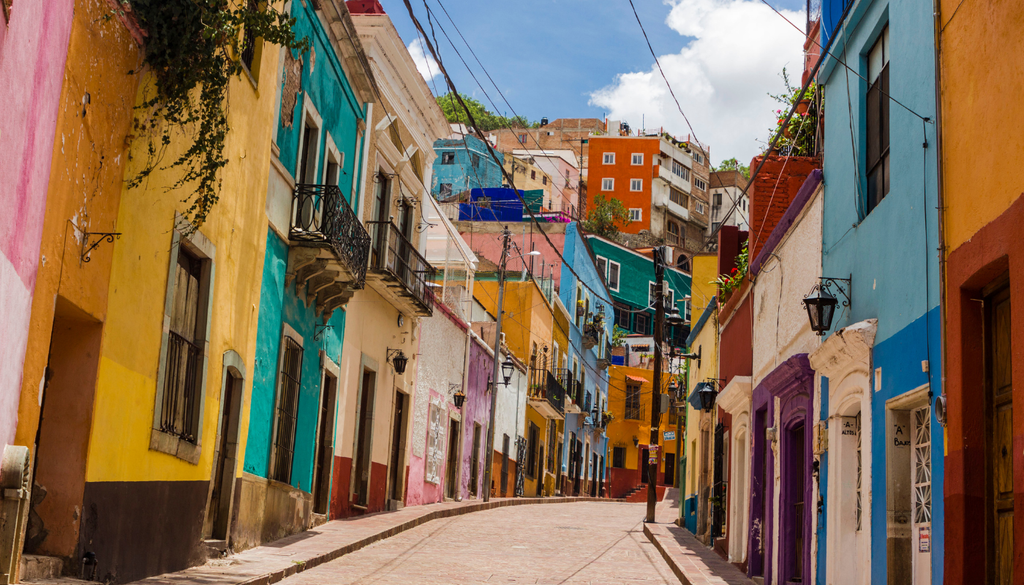 Las fachadas coloridas de Guanajuato aprovechan la orientación de sus calles para proyectar sombra y minimizar la exposición solar directa. Las fachadas coloridas de Guanajuato aprovechan la orientación de sus calles para proyectar sombra y minimizar la exposición solar directa.