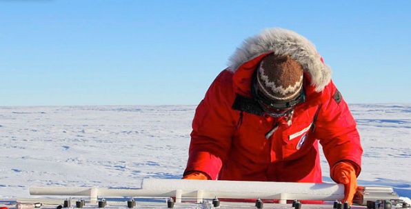 El Aire Más Antiguo De La Tierra Imagen: Un investigador de la Universidad de Copenhague examina una muestra de hielo de la capa de hielo de la Antártida Occidental. (NASA / Lora Koenig, Wikimedia Commons)