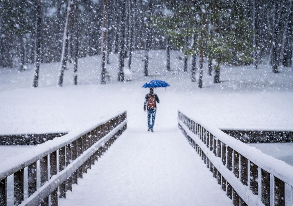 La mañana ha empezado con nieve en varias zonas de España, aunque la cota subirá rápidamente.