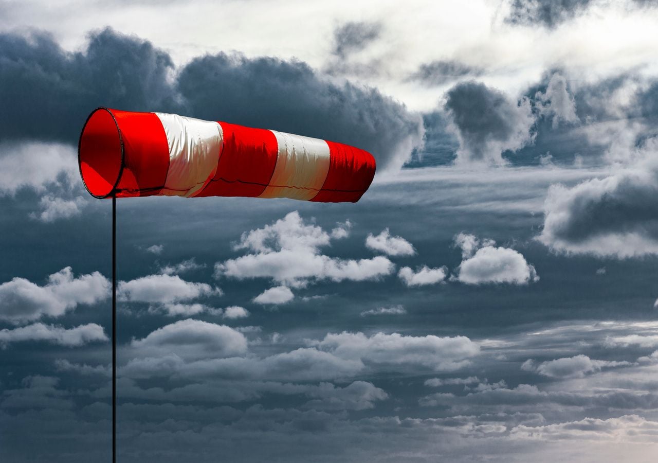 Cono de viento o anemoscopio, en aeropuertos y aeródromos es utilizado para determinar la dirección y la velocidad del viento.