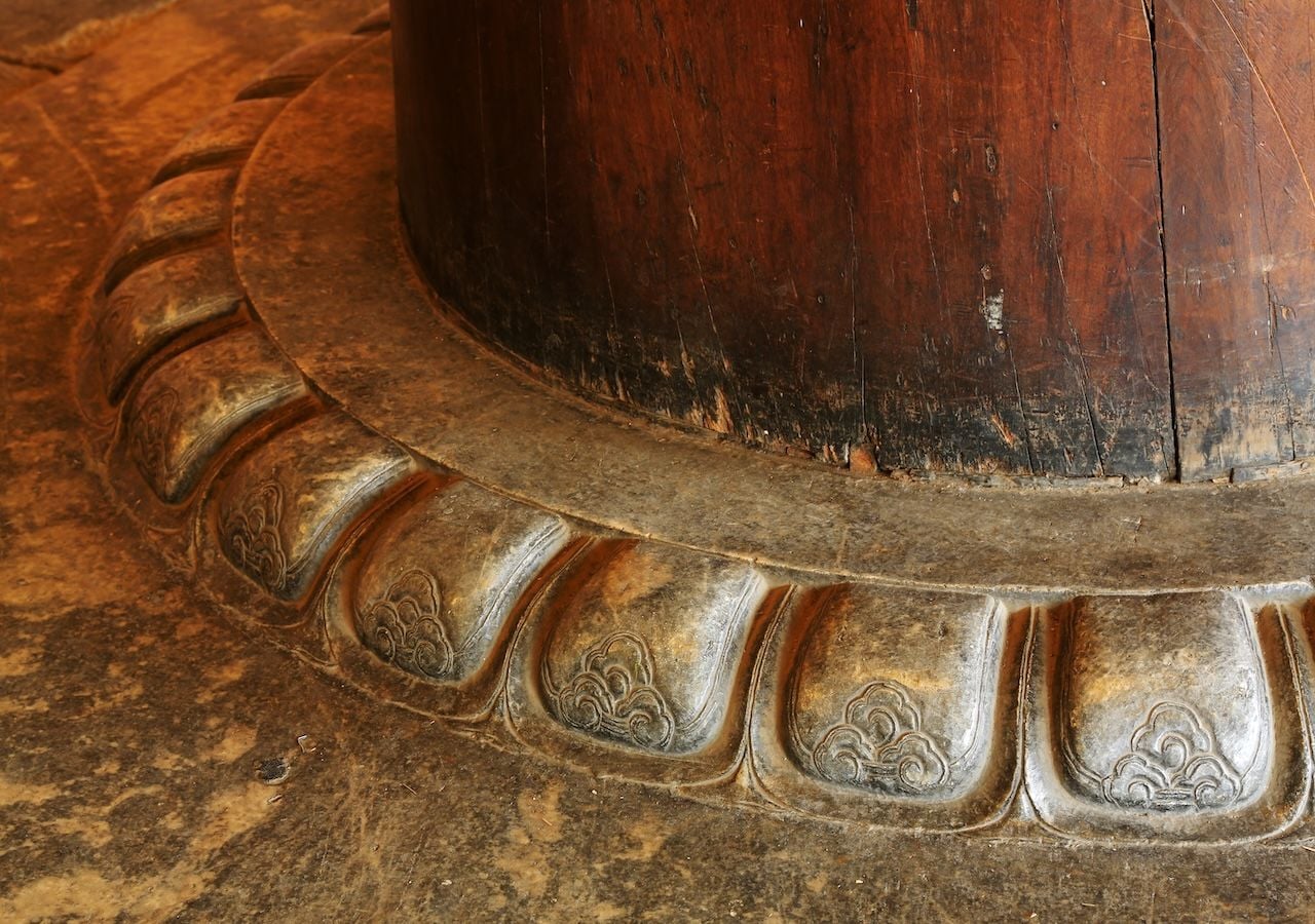 Pilar y base de nanmu dorado en el Templo Imperial Ancestral de Beijing, reflejo del arte y la majestuosidad de la madera más valiosa de China.