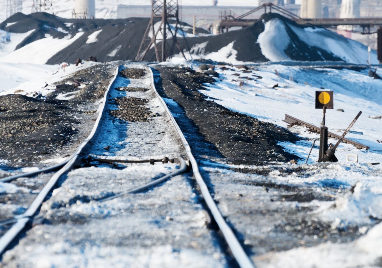 El derretimiento del permafrost deforma el suelo y termina destruyendo carreteras y vías férreas.