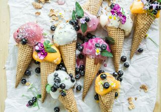 El auge de los helados con hierbas, especias y flores comestibles