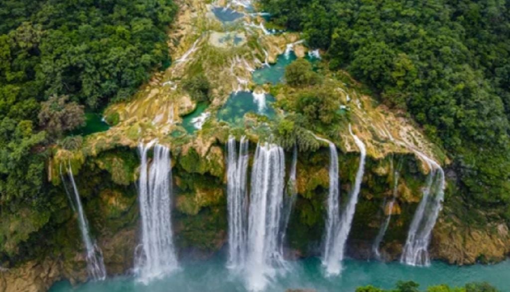 Sus impresionantes caudales forman estas singulares caídas de agua. Sus impresionantes caudales forman estas singulares caídas de agua.